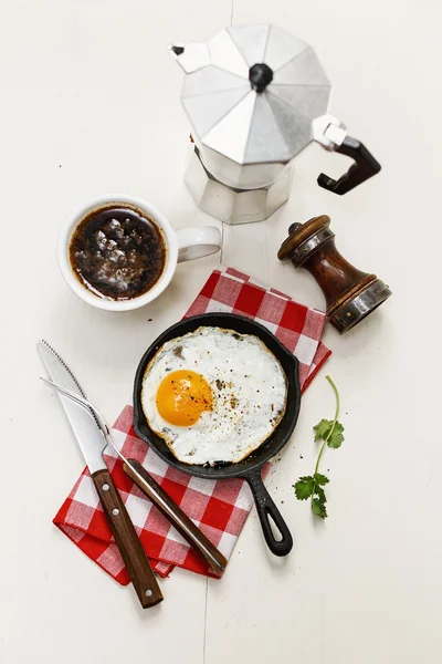 Breakfast with fried eggs and coffee — Stock Photo, Image