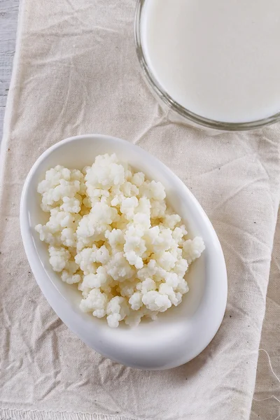 Biologische probiotische kefir drankje en kefir Tibetaanse paddestoelen — Stockfoto