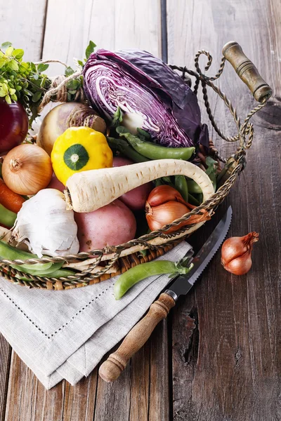 Organic healthy vegetables in the rustic basket — Stock Photo, Image