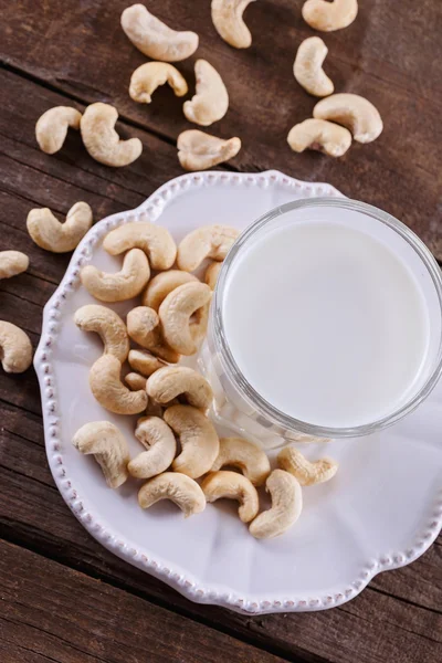 Vegan cashew melk over rustieke houten achtergrond — Stockfoto