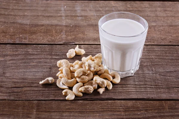 Cashew melk over rustieke houten achtergrond — Stockfoto