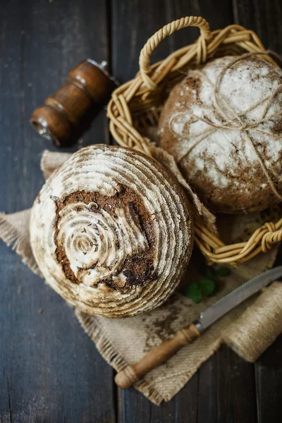 Handwerkliches Brot über hölzernen Hintergrund — Stockfoto