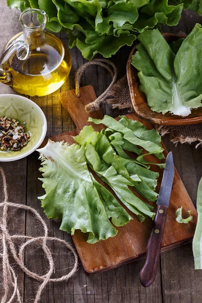 Salată verde de unt peste fundal rustic din lemn — Fotografie, imagine de stoc