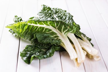 Beyaz ahşap bir masa üzerine silverbeet grup