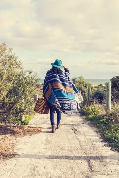 Instagram olhando foto de menina jovem hipster em poncho — Fotografia de Stock