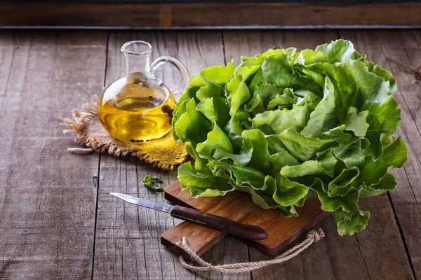 Tereyağı marul üzerinde ahşap rustik masa