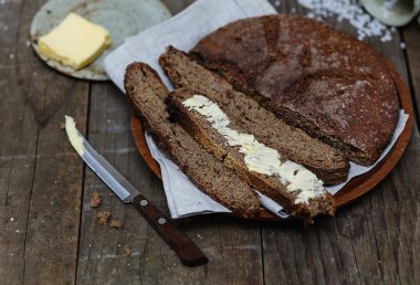 Çavdar ekmeği üzerine ahşap arka plan yakın çekim