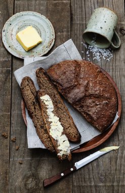 Rustik tarzı çavdar ekmeği ahşap arka plan üzerinde