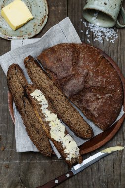 Çavdar ekmeği üzerine ahşap arka plan yakın çekim