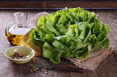 Tereyağı marul üzerinde ahşap rustik masa