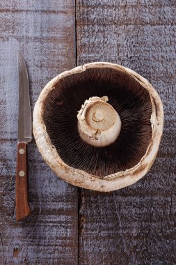 Rustik ahşap arka plan üzerinde dev mantar Üstten Görünüm