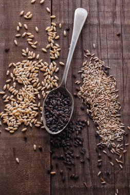 Rustik ahşap zemin üzerine çeşitli tahıl