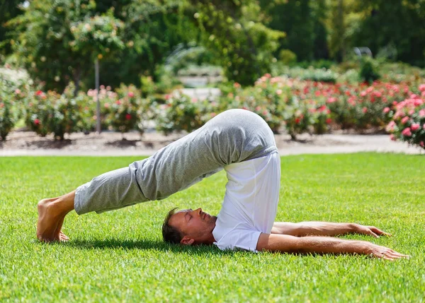 Man performing yoga in the park — Stock Photo, Image