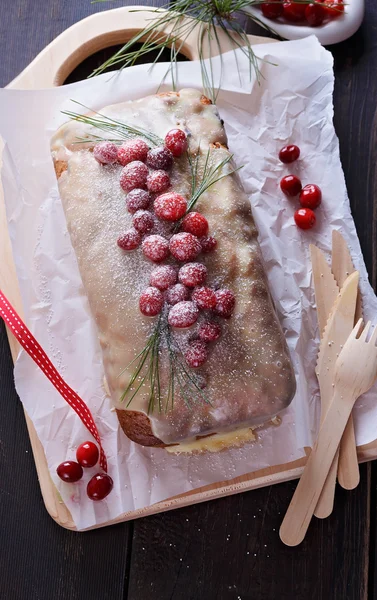 Cranberry pound cake over rustic wooden background — Stock Photo, Image