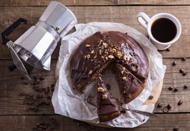 Rustik ahşap zemin üzerine çikolatalı kek Üstten Görünüm