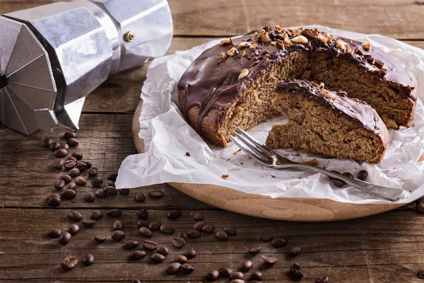 Pastel de café sobre fondo de madera oscura —  Fotos de Stock