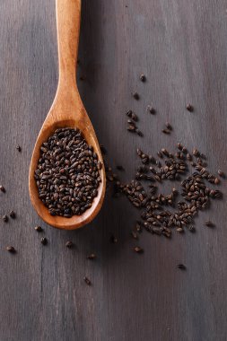 Tahta kaşık üzerinde siyah arpa taneleri Üstten Görünüm 