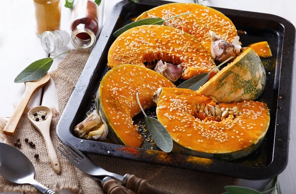 Koken pompoen met kruiden en specerijen — Stockfoto