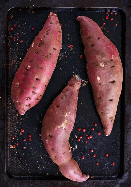 Rode zoete aardappel over rustieke metalen lade — Stockfoto