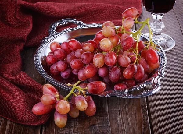 Uvas vermelhas em uma bandeja metálica — Fotografia de Stock