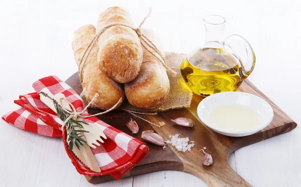 Rouleaux de pain frais à l'huile et aux épices — Photo