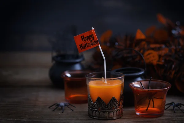 Halloween itens sobre rústico fundo de madeira — Fotografia de Stock