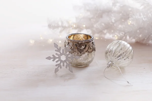 老式的圣诞饰品和蜡烛在白色的背景 — 图库照片