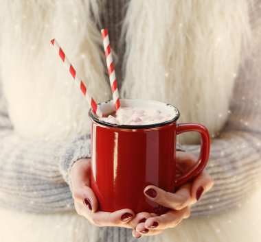 Sıcak çikolata holding eller görüntüsünü seyir Instagram 