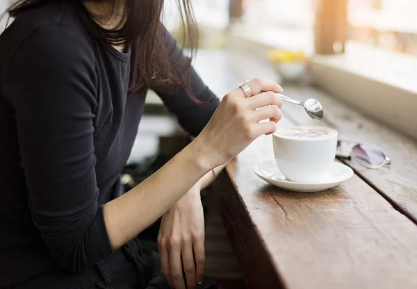 Instagram olhando foto de menina bebendo café — Fotografia de Stock