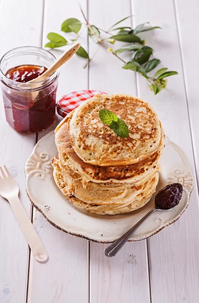 Stapel von Pfannkuchen über weißem Holzhintergrund — Stockfoto