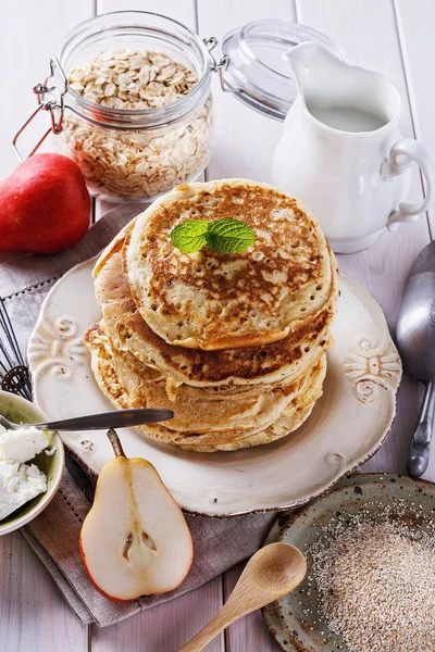 Pannkakor över vit trä bakgrund — Stockfoto