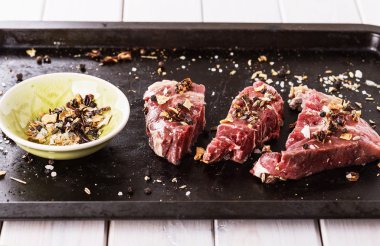 Kırmızı et ve baharat rustik bir metal tepsi 