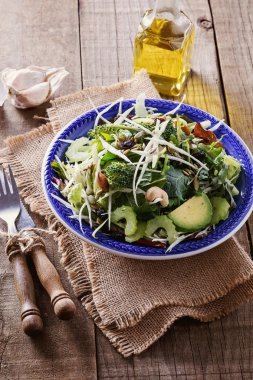 Rustik ahşap arka plan üzerinde yeşil salata