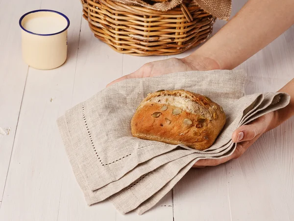 Handen met ciabatta brood — Stockfoto