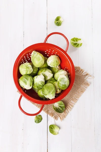 Rosenkohl sprießt über rustikalem Holzgrund — Stockfoto