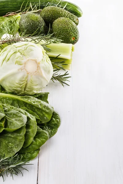 Verdure verdi su sfondo di legno bianco — Foto Stock