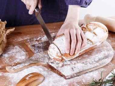 fırıncı ekmek kesme eller