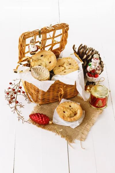 Christmas fruit mince pie in a woven basket — Stock Photo, Image