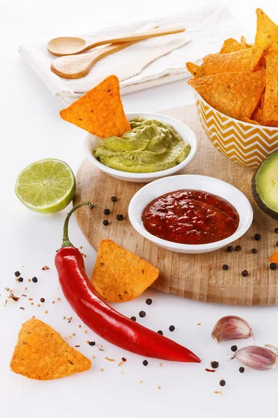 Concepto de comida mexicana - Doritos, guacamole y salsa — Foto de Stock