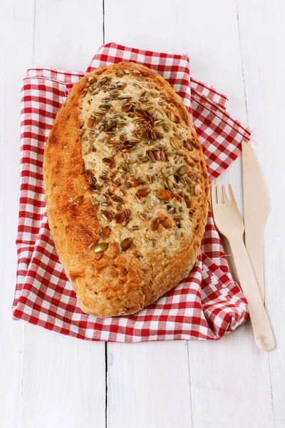Pão de massa com sementes e grãos — Fotografia de Stock