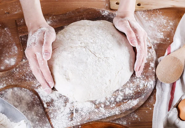 Baker handen snijden brood — Stockfoto