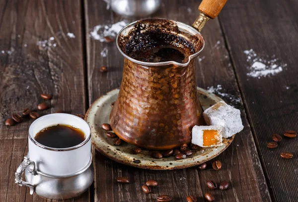 在黑暗的木背景的土耳其咖啡 — 图库照片