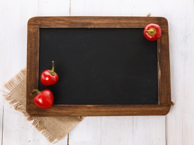 Beyaz ahşap zemin üzerinde kırmızı biber biber