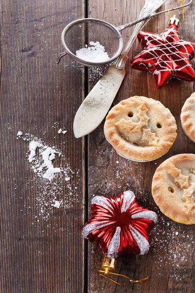 Weihnachten Obst Hackfleischkuchen über rustikalem Holzhintergrund — Stockfoto