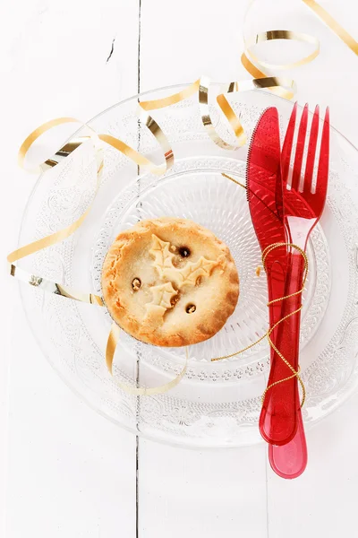 Single Christmas fruit mince pie over white background — Stock Photo, Image