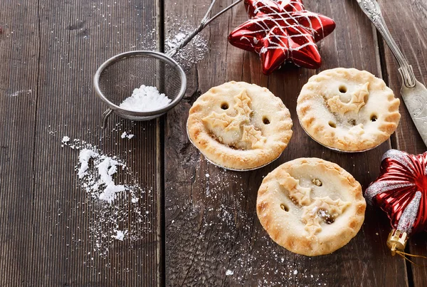 Weihnachten Obst Hackfleischkuchen über rustikalem Holzhintergrund — Stockfoto