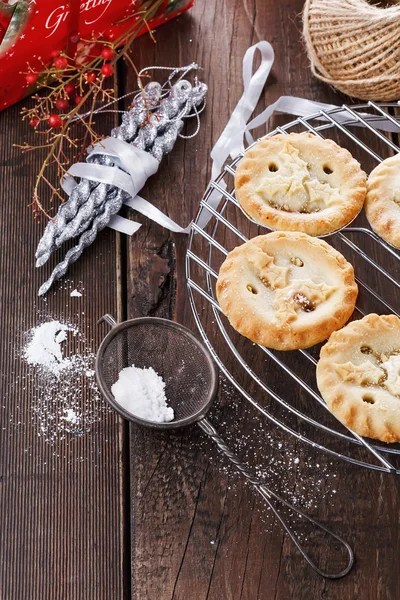 Weihnachten Obst Hackfleischkuchen über rustikalem Holzhintergrund — Stockfoto