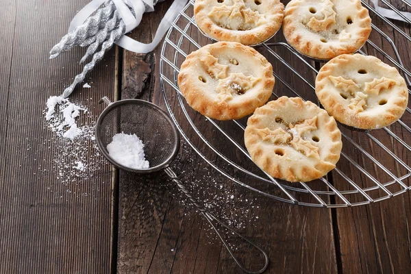 Christmas fruit mince pies over rustic wooden background — Stock Photo, Image