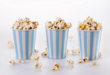 çizgili kağıt bardak beyaz zemin üzerine tereyağlı Mısır