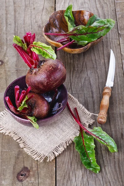 Sfeclă organică peste fundal rustic din lemn — Fotografie, imagine de stoc